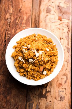 Buğday Laapsi / Lapsi / Shira / Halwa fındık, kuru üzüm ve kurutulmuş meyve ile birlikte kırık buğday veya Daliya adet ve ghee yapılmış bir Hint tatlı yemektir. Sağlıklı bir yiyecek. bir kase, seçici odak hizmet