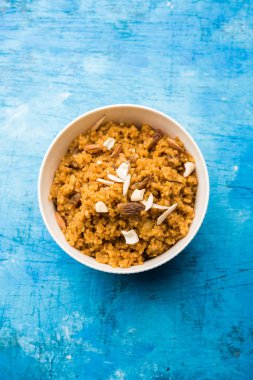 Buğday Laapsi / Lapsi / Shira / Halwa fındık, kuru üzüm ve kurutulmuş meyve ile birlikte kırık buğday veya Daliya adet ve ghee yapılmış bir Hint tatlı yemektir. Sağlıklı bir yiyecek. bir kase, seçici odak hizmet