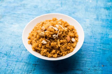 Buğday Laapsi / Lapsi / Shira / Halwa fındık, kuru üzüm ve kurutulmuş meyve ile birlikte kırık buğday veya Daliya adet ve ghee yapılmış bir Hint tatlı yemektir. Sağlıklı bir yiyecek. bir kase, seçici odak hizmet