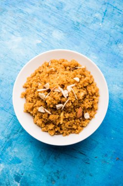 Buğday Laapsi / Lapsi / Shira / Halwa fındık, kuru üzüm ve kurutulmuş meyve ile birlikte kırık buğday veya Daliya adet ve ghee yapılmış bir Hint tatlı yemektir. Sağlıklı bir yiyecek. bir kase, seçici odak hizmet