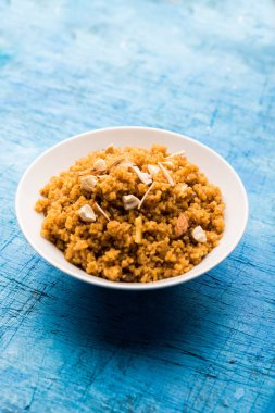 Buğday Laapsi / Lapsi / Shira / Halwa fındık, kuru üzüm ve kurutulmuş meyve ile birlikte kırık buğday veya Daliya adet ve ghee yapılmış bir Hint tatlı yemektir. Sağlıklı bir yiyecek. bir kase, seçici odak hizmet