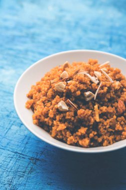 Buğday Laapsi / Lapsi / Shira / Halwa fındık, kuru üzüm ve kurutulmuş meyve ile birlikte kırık buğday veya Daliya adet ve ghee yapılmış bir Hint tatlı yemektir. Sağlıklı bir yiyecek. bir kase, seçici odak hizmet