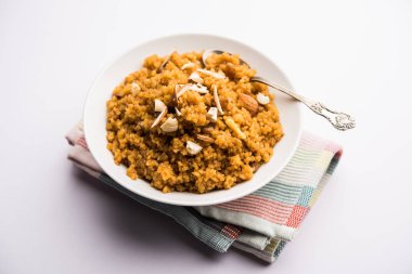 Buğday Laapsi / Lapsi / Shira / Halwa fındık, kuru üzüm ve kurutulmuş meyve ile birlikte kırık buğday veya Daliya adet ve ghee yapılmış bir Hint tatlı yemektir. Sağlıklı bir yiyecek. bir kase, seçici odak hizmet