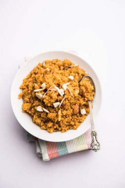 Buğday Laapsi / Lapsi / Shira / Halwa fındık, kuru üzüm ve kurutulmuş meyve ile birlikte kırık buğday veya Daliya adet ve ghee yapılmış bir Hint tatlı yemektir. Sağlıklı bir yiyecek. bir kase, seçici odak hizmet