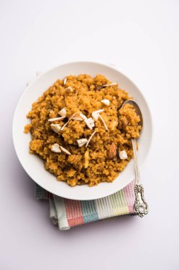 Buğday Laapsi / Lapsi / Shira / Halwa fındık, kuru üzüm ve kurutulmuş meyve ile birlikte kırık buğday veya Daliya adet ve ghee yapılmış bir Hint tatlı yemektir. Sağlıklı bir yiyecek. bir kase, seçici odak hizmet