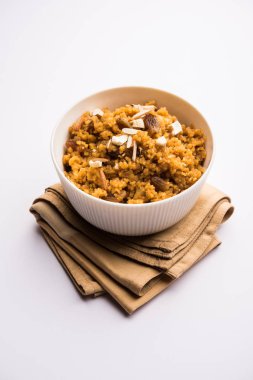 Buğday Laapsi / Lapsi / Shira / Halwa fındık, kuru üzüm ve kurutulmuş meyve ile birlikte kırık buğday veya Daliya adet ve ghee yapılmış bir Hint tatlı yemektir. Sağlıklı bir yiyecek. bir kase, seçici odak hizmet