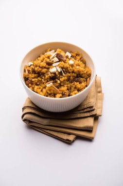 Buğday Laapsi / Lapsi / Shira / Halwa fındık, kuru üzüm ve kurutulmuş meyve ile birlikte kırık buğday veya Daliya adet ve ghee yapılmış bir Hint tatlı yemektir. Sağlıklı bir yiyecek. bir kase, seçici odak hizmet