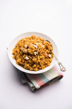 Buğday Laapsi / Lapsi / Shira / Halwa fındık, kuru üzüm ve kurutulmuş meyve ile birlikte kırık buğday veya Daliya adet ve ghee yapılmış bir Hint tatlı yemektir. Sağlıklı bir yiyecek. bir kase, seçici odak hizmet