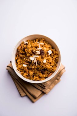 Buğday Laapsi / Lapsi / Shira / Halwa fındık, kuru üzüm ve kurutulmuş meyve ile birlikte kırık buğday veya Daliya adet ve ghee yapılmış bir Hint tatlı yemektir. Sağlıklı bir yiyecek. bir kase, seçici odak hizmet