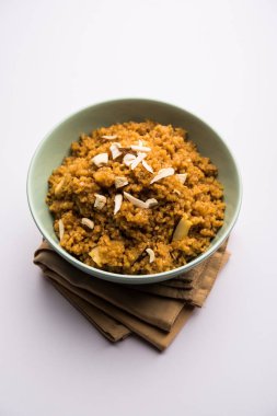 Buğday Laapsi / Lapsi / Shira / Halwa fındık, kuru üzüm ve kurutulmuş meyve ile birlikte kırık buğday veya Daliya adet ve ghee yapılmış bir Hint tatlı yemektir. Sağlıklı bir yiyecek. bir kase, seçici odak hizmet