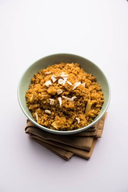 Buğday Laapsi / Lapsi / Shira / Halwa fındık, kuru üzüm ve kurutulmuş meyve ile birlikte kırık buğday veya Daliya adet ve ghee yapılmış bir Hint tatlı yemektir. Sağlıklı bir yiyecek. bir kase, seçici odak hizmet