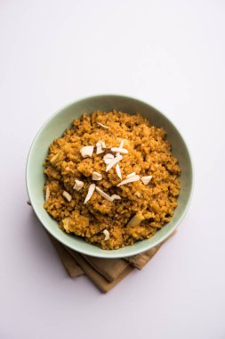 Buğday Laapsi / Lapsi / Shira / Halwa fındık, kuru üzüm ve kurutulmuş meyve ile birlikte kırık buğday veya Daliya adet ve ghee yapılmış bir Hint tatlı yemektir. Sağlıklı bir yiyecek. bir kase, seçici odak hizmet