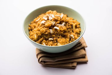 Buğday Laapsi / Lapsi / Shira / Halwa fındık, kuru üzüm ve kurutulmuş meyve ile birlikte kırık buğday veya Daliya adet ve ghee yapılmış bir Hint tatlı yemektir. Sağlıklı bir yiyecek. bir kase, seçici odak hizmet