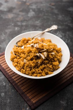 Buğday Laapsi / Lapsi / Shira / Halwa fındık, kuru üzüm ve kurutulmuş meyve ile birlikte kırık buğday veya Daliya adet ve ghee yapılmış bir Hint tatlı yemektir. Sağlıklı bir yiyecek. bir kase, seçici odak hizmet