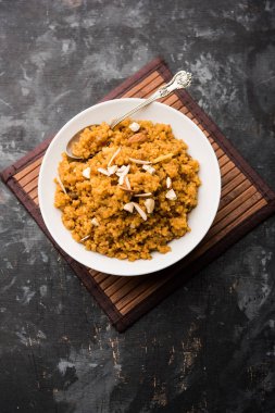 Buğday Laapsi / Lapsi / Shira / Halwa fındık, kuru üzüm ve kurutulmuş meyve ile birlikte kırık buğday veya Daliya adet ve ghee yapılmış bir Hint tatlı yemektir. Sağlıklı bir yiyecek. bir kase, seçici odak hizmet