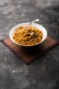 Buğday Laapsi / Lapsi / Shira / Halwa fındık, kuru üzüm ve kurutulmuş meyve ile birlikte kırık buğday veya Daliya adet ve ghee yapılmış bir Hint tatlı yemektir. Sağlıklı bir yiyecek. bir kase, seçici odak hizmet