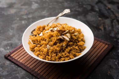 Buğday Laapsi / Lapsi / Shira / Halwa fındık, kuru üzüm ve kurutulmuş meyve ile birlikte kırık buğday veya Daliya adet ve ghee yapılmış bir Hint tatlı yemektir. Sağlıklı bir yiyecek. bir kase, seçici odak hizmet