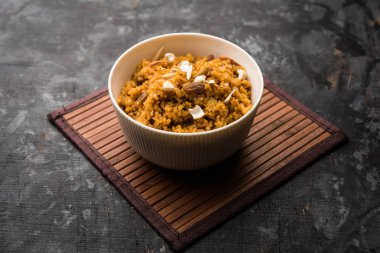 Buğday Laapsi / Lapsi / Shira / Halwa fındık, kuru üzüm ve kurutulmuş meyve ile birlikte kırık buğday veya Daliya adet ve ghee yapılmış bir Hint tatlı yemektir. Sağlıklı bir yiyecek. bir kase, seçici odak hizmet