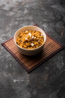 Buğday Laapsi / Lapsi / Shira / Halwa fındık, kuru üzüm ve kurutulmuş meyve ile birlikte kırık buğday veya Daliya adet ve ghee yapılmış bir Hint tatlı yemektir. Sağlıklı bir yiyecek. bir kase, seçici odak hizmet