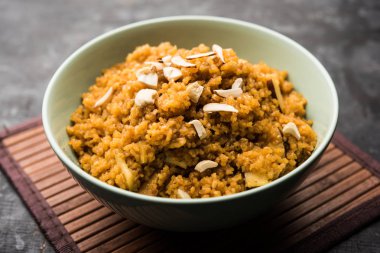 Buğday Laapsi / Lapsi / Shira / Halwa fındık, kuru üzüm ve kurutulmuş meyve ile birlikte kırık buğday veya Daliya adet ve ghee yapılmış bir Hint tatlı yemektir. Sağlıklı bir yiyecek. bir kase, seçici odak hizmet