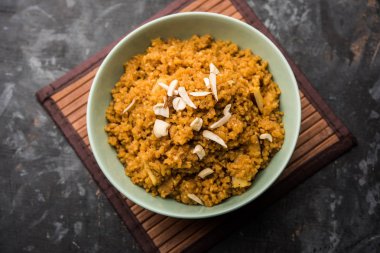 Buğday Laapsi / Lapsi / Shira / Halwa fındık, kuru üzüm ve kurutulmuş meyve ile birlikte kırık buğday veya Daliya adet ve ghee yapılmış bir Hint tatlı yemektir. Sağlıklı bir yiyecek. bir kase, seçici odak hizmet