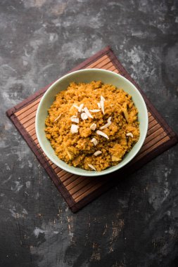 Buğday Laapsi / Lapsi / Shira / Halwa fındık, kuru üzüm ve kurutulmuş meyve ile birlikte kırık buğday veya Daliya adet ve ghee yapılmış bir Hint tatlı yemektir. Sağlıklı bir yiyecek. bir kase, seçici odak hizmet