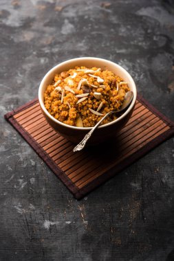 Buğday Laapsi / Lapsi / Shira / Halwa fındık, kuru üzüm ve kurutulmuş meyve ile birlikte kırık buğday veya Daliya adet ve ghee yapılmış bir Hint tatlı yemektir. Sağlıklı bir yiyecek. bir kase, seçici odak hizmet