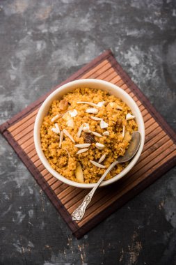 Buğday Laapsi / Lapsi / Shira / Halwa fındık, kuru üzüm ve kurutulmuş meyve ile birlikte kırık buğday veya Daliya adet ve ghee yapılmış bir Hint tatlı yemektir. Sağlıklı bir yiyecek. bir kase, seçici odak hizmet