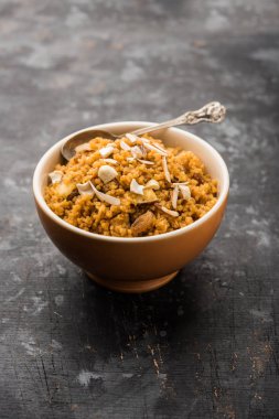 Buğday Laapsi / Lapsi / Shira / Halwa fındık, kuru üzüm ve kurutulmuş meyve ile birlikte kırık buğday veya Daliya adet ve ghee yapılmış bir Hint tatlı yemektir. Sağlıklı bir yiyecek. bir kase, seçici odak hizmet