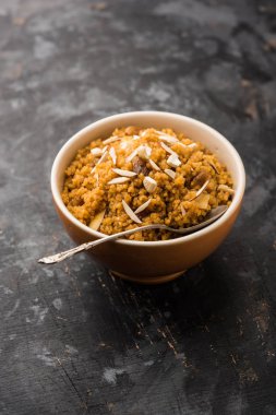 Buğday Laapsi / Lapsi / Shira / Halwa fındık, kuru üzüm ve kurutulmuş meyve ile birlikte kırık buğday veya Daliya adet ve ghee yapılmış bir Hint tatlı yemektir. Sağlıklı bir yiyecek. bir kase, seçici odak hizmet