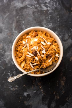 Buğday Laapsi / Lapsi / Shira / Halwa fındık, kuru üzüm ve kurutulmuş meyve ile birlikte kırık buğday veya Daliya adet ve ghee yapılmış bir Hint tatlı yemektir. Sağlıklı bir yiyecek. bir kase, seçici odak hizmet