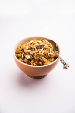 Buğday Laapsi / Lapsi / Shira / Halwa fındık, kuru üzüm ve kurutulmuş meyve ile birlikte kırık buğday veya Daliya adet ve ghee yapılmış bir Hint tatlı yemektir. Sağlıklı bir yiyecek. bir kase, seçici odak hizmet