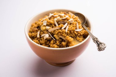 Buğday Laapsi / Lapsi / Shira / Halwa fındık, kuru üzüm ve kurutulmuş meyve ile birlikte kırık buğday veya Daliya adet ve ghee yapılmış bir Hint tatlı yemektir. Sağlıklı bir yiyecek. bir kase, seçici odak hizmet