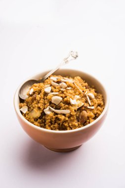 Buğday Laapsi / Lapsi / Shira / Halwa fındık, kuru üzüm ve kurutulmuş meyve ile birlikte kırık buğday veya Daliya adet ve ghee yapılmış bir Hint tatlı yemektir. Sağlıklı bir yiyecek. bir kase, seçici odak hizmet