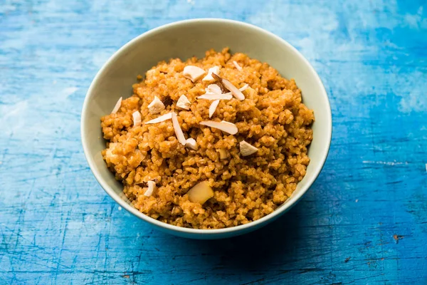 小麦Laapsi 拉普西 哈尔瓦是印度甜菜 由破碎的小麦或达利雅片和葫光以及坚果 葡萄干和干果制成 这是一种健康食品 在碗中食用 选择性对焦 — 图库照片