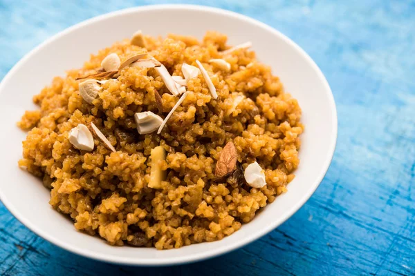 Buğday Laapsi / Lapsi / Shira / Halwa fındık, kuru üzüm ve kurutulmuş meyve ile birlikte kırık buğday veya Daliya adet ve ghee yapılmış bir Hint tatlı yemektir. Sağlıklı bir yiyecek. bir kase, seçici odak hizmet