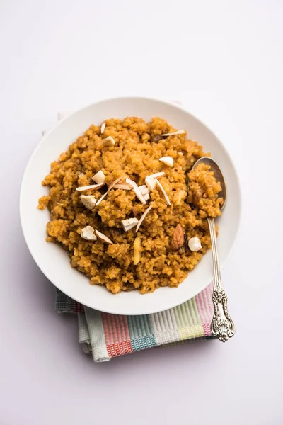 Buğday Laapsi / Lapsi / Shira / Halwa fındık, kuru üzüm ve kurutulmuş meyve ile birlikte kırık buğday veya Daliya adet ve ghee yapılmış bir Hint tatlı yemektir. Sağlıklı bir yiyecek. bir kase, seçici odak hizmet