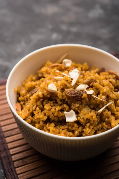 Buğday Laapsi / Lapsi / Shira / Halwa fındık, kuru üzüm ve kurutulmuş meyve ile birlikte kırık buğday veya Daliya adet ve ghee yapılmış bir Hint tatlı yemektir. Sağlıklı bir yiyecek. bir kase, seçici odak hizmet