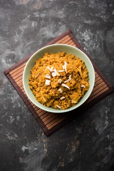 Buğday Laapsi / Lapsi / Shira / Halwa fındık, kuru üzüm ve kurutulmuş meyve ile birlikte kırık buğday veya Daliya adet ve ghee yapılmış bir Hint tatlı yemektir. Sağlıklı bir yiyecek. bir kase, seçici odak hizmet