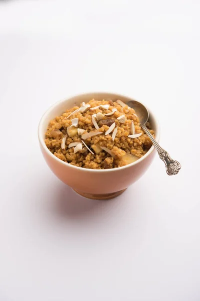 小麦Laapsi 拉普西 哈尔瓦是印度甜菜 由破碎的小麦或达利雅片和葫光以及坚果 葡萄干和干果制成 这是一种健康食品 在碗中食用 选择性对焦 — 图库照片