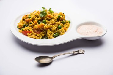 Kırık buğday veya Daliya Upma, bir kase de servis edilir. seçici odaklama