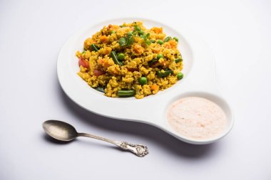 Kırık buğday veya Daliya Upma, bir kase de servis edilir. seçici odaklama