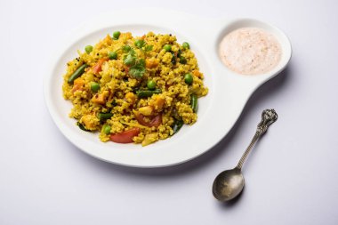 Kırık buğday veya Daliya Upma, bir kase de servis edilir. seçici odaklama