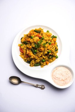 Kırık buğday veya Daliya Upma, bir kase de servis edilir. seçici odaklama