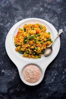Kırık buğday veya Daliya Upma, bir kase de servis edilir. seçici odaklama
