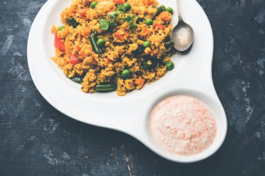 Kırık buğday veya Daliya Upma, bir kase de servis edilir. seçici odaklama