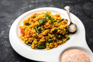Kırık buğday veya Daliya Upma, bir kase de servis edilir. seçici odaklama