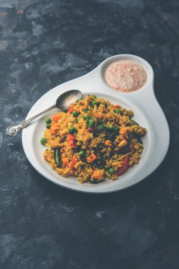 Kırık buğday veya Daliya Upma, bir kase de servis edilir. seçici odaklama