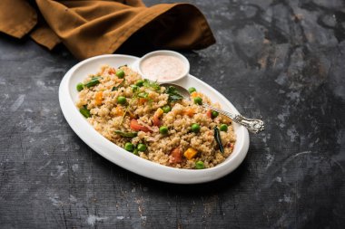Kırık buğday veya Daliya Upma, bir kase de servis edilir. seçici odaklama