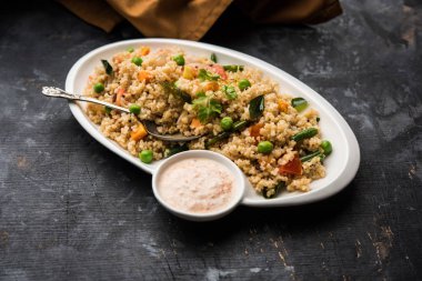 Kırık buğday veya Daliya Upma, bir kase de servis edilir. seçici odaklama